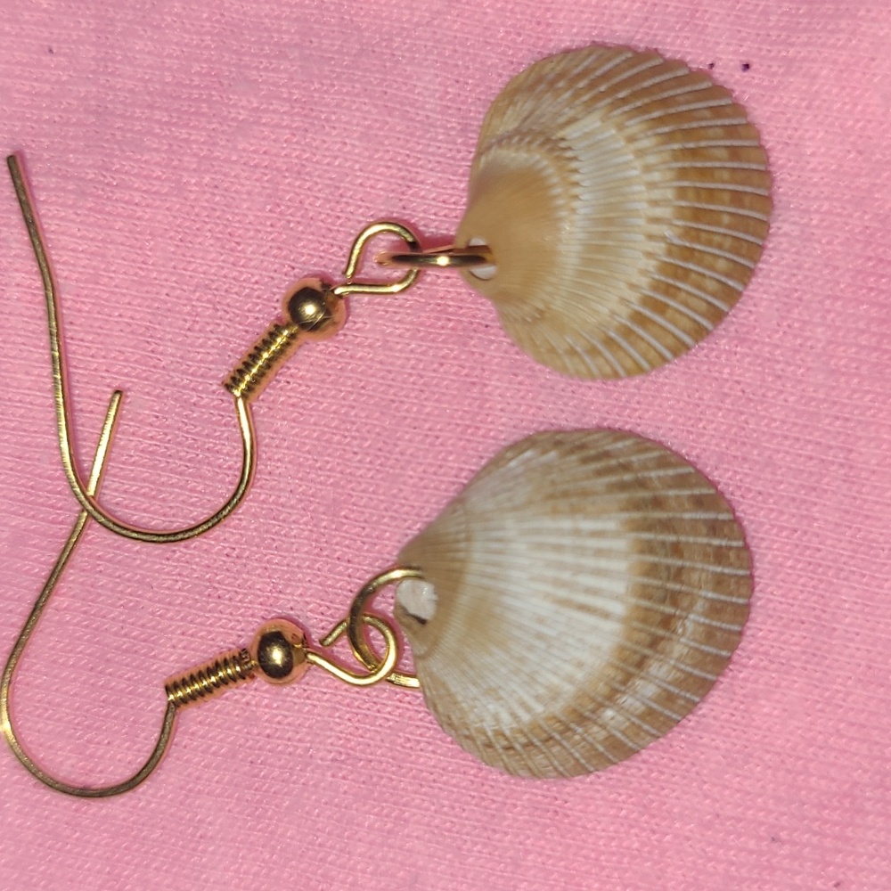 Shell earrings - Picture 3 of 3